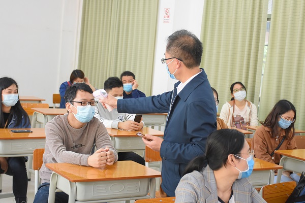 模拟学生上课期间体温检测.JPG