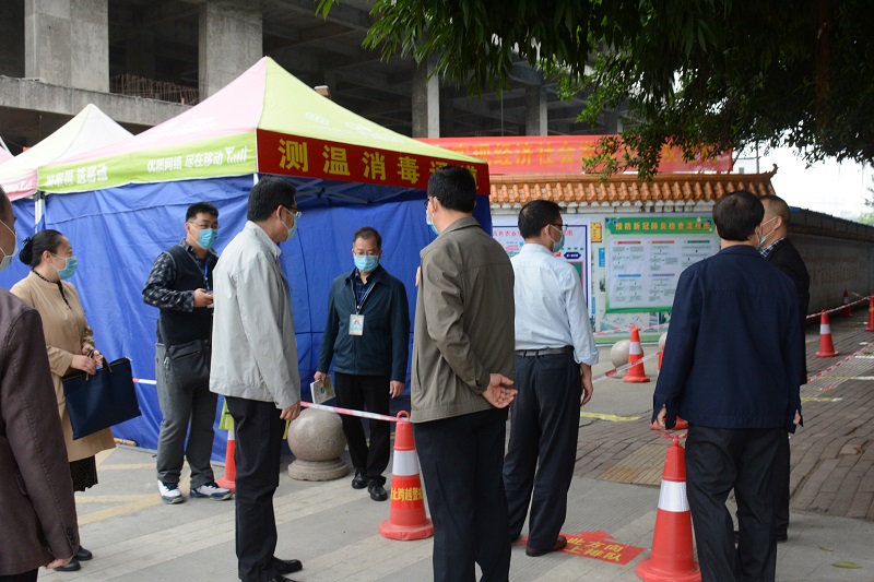 针对重点场所进行实地考察（校门口）.JPG