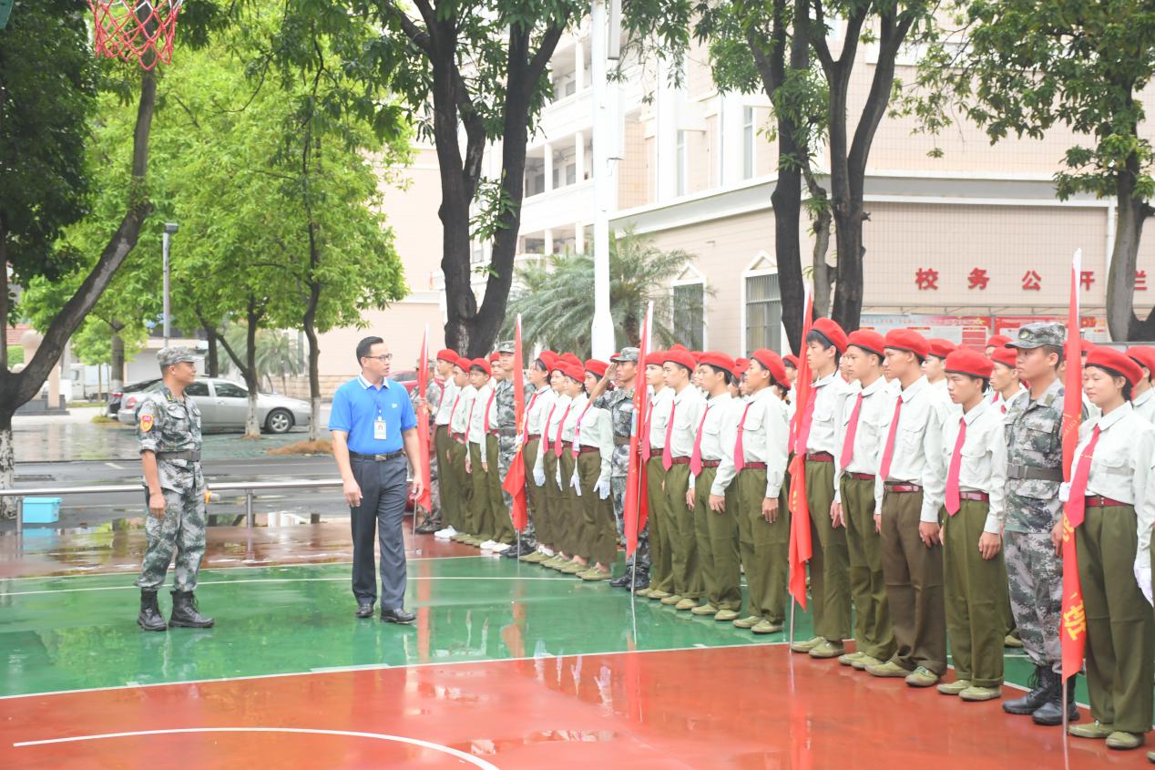 党总支副书记、副校长莫荣军检阅军训学生方阵.jpg