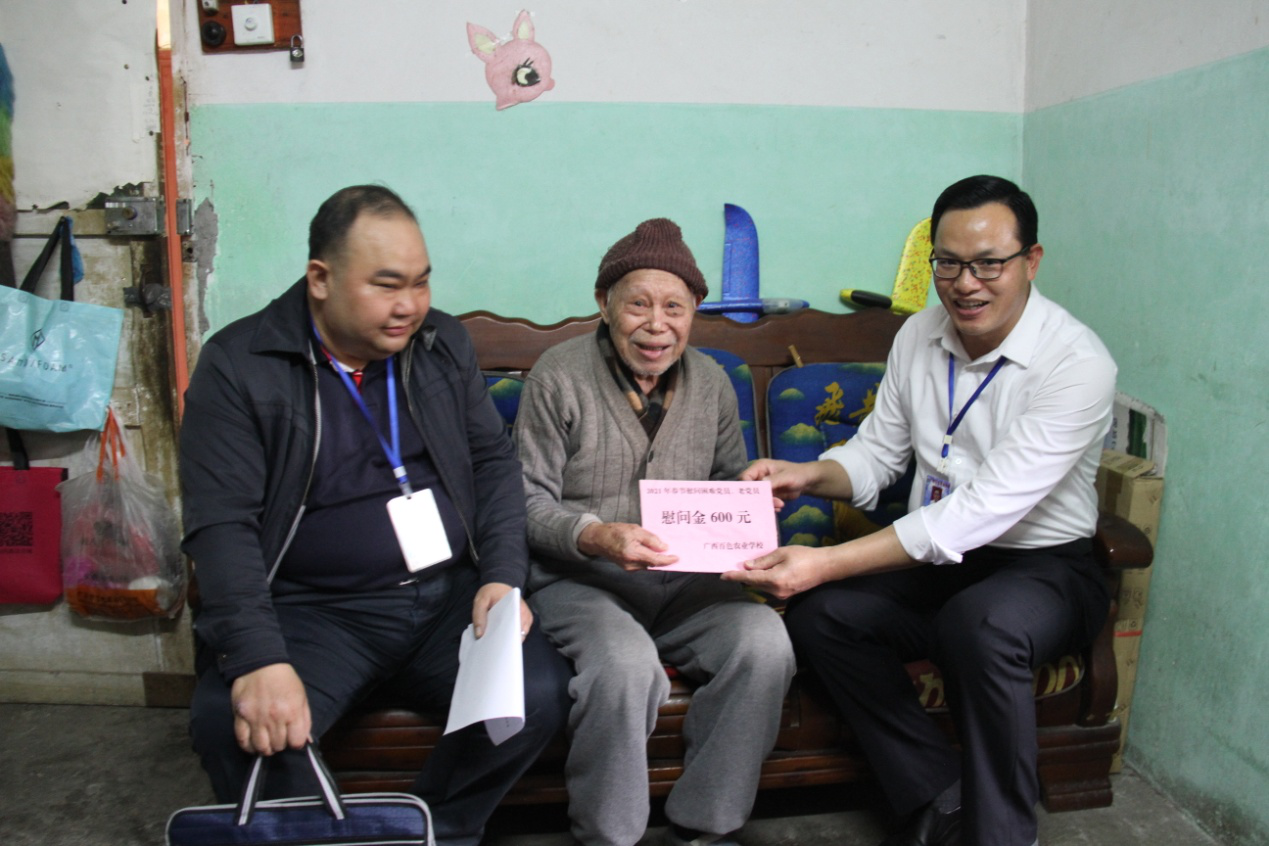 2.慰问老党员黄江清.png