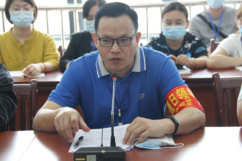 02学校党总支书记、校长莫荣军发言.png