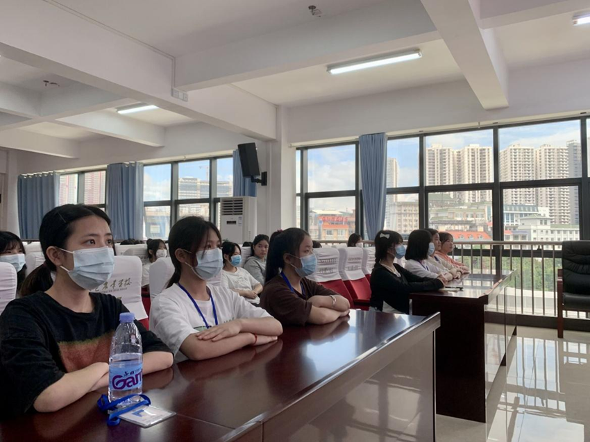 04 图为师生在收看大会直播.png