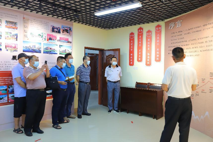 图为参观学校展览馆.png