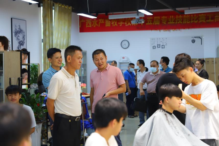 图为参观学校美发与形象设计实训室.png