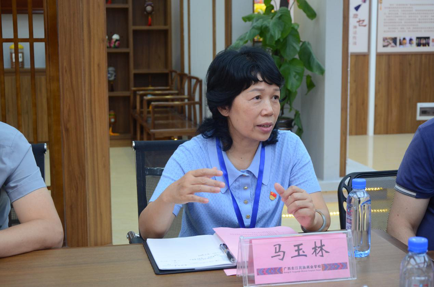 广西右江民族商业学校马玉林副校长在会上发言.png