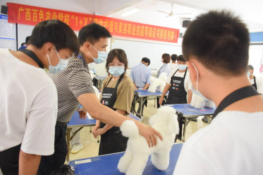 图为学校莫有东副校长到考核现场巡查指导.png