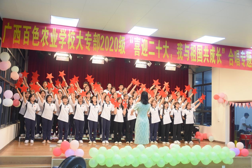 图为20大专12班演唱《红星歌》.jpg
