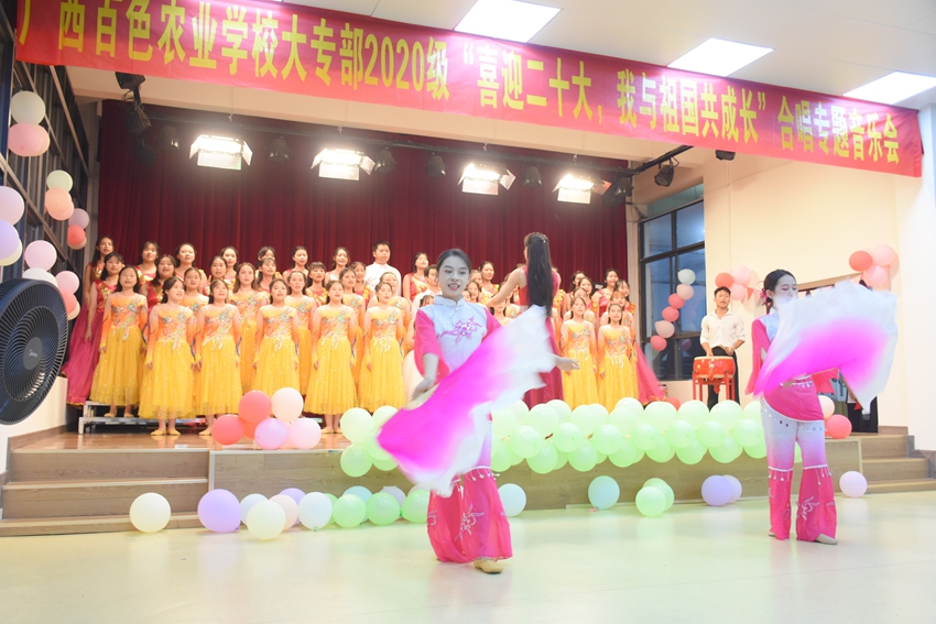 图为20大专15班演唱《万疆》.jpg