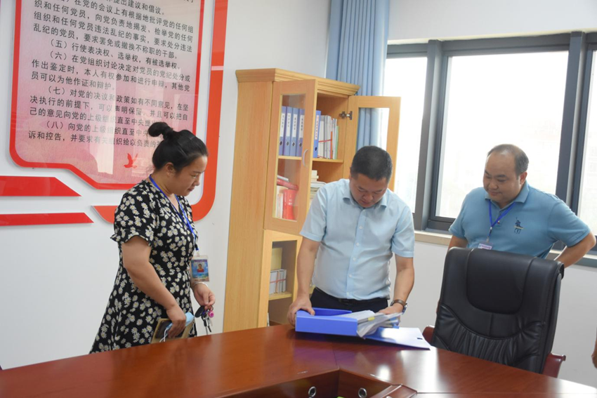 03杨序勇书记（左起2）指导总支部党建工作现场.png