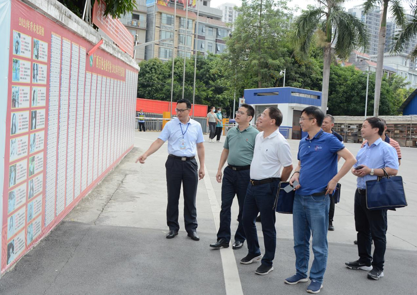 01专家组实地考察调研现场（教学区）.png