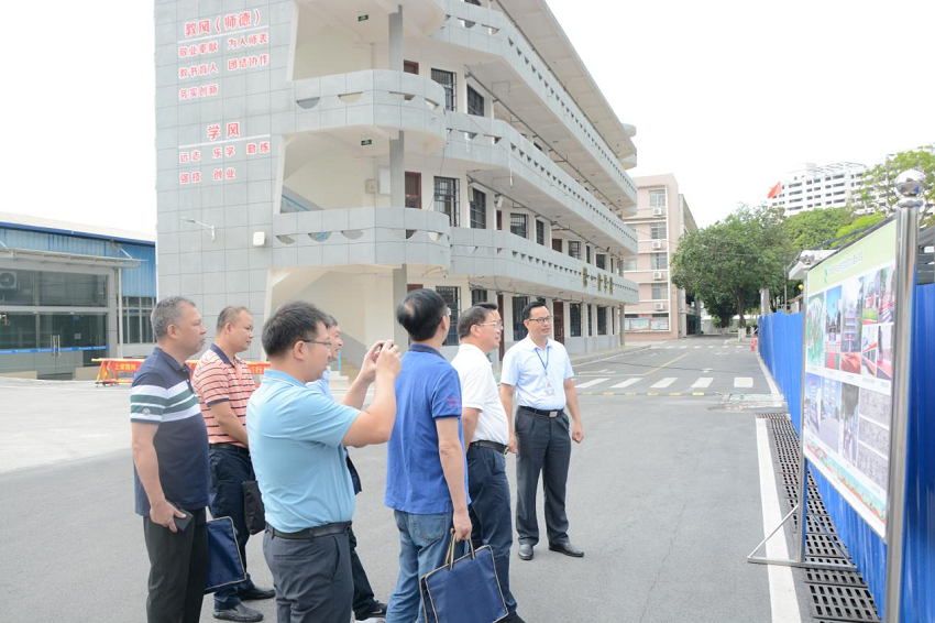 02专家组实地考察调研现场（教学区）.png