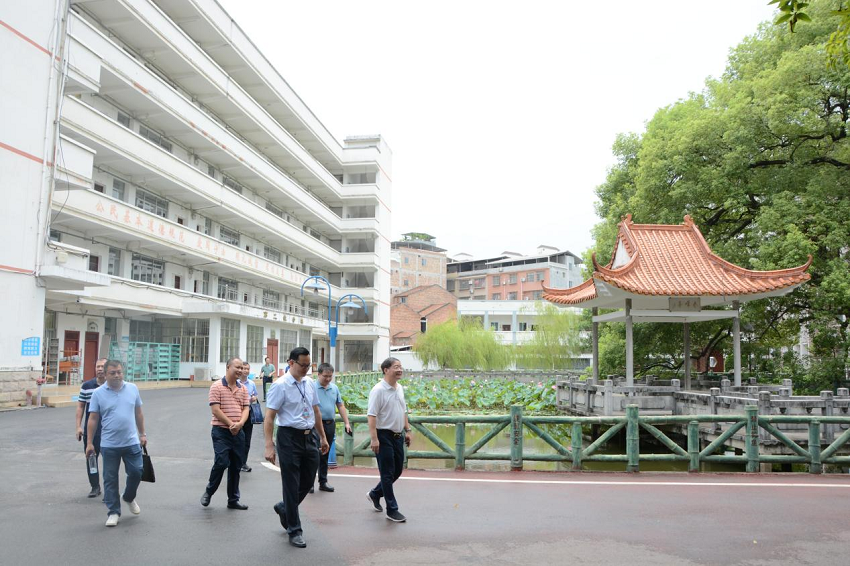 07专家组考察调研现场（教学区）.png