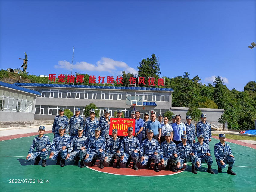 陆青山随队到德保县那甲镇慰问部队官兵.png