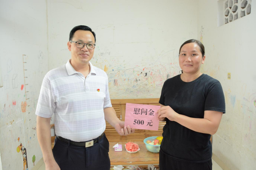 莫荣军慰问陈银仙.png