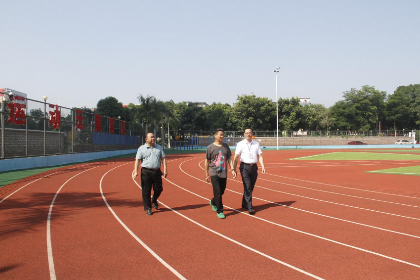 叶勇进实地考察校园文化建设现场（运动场）.png