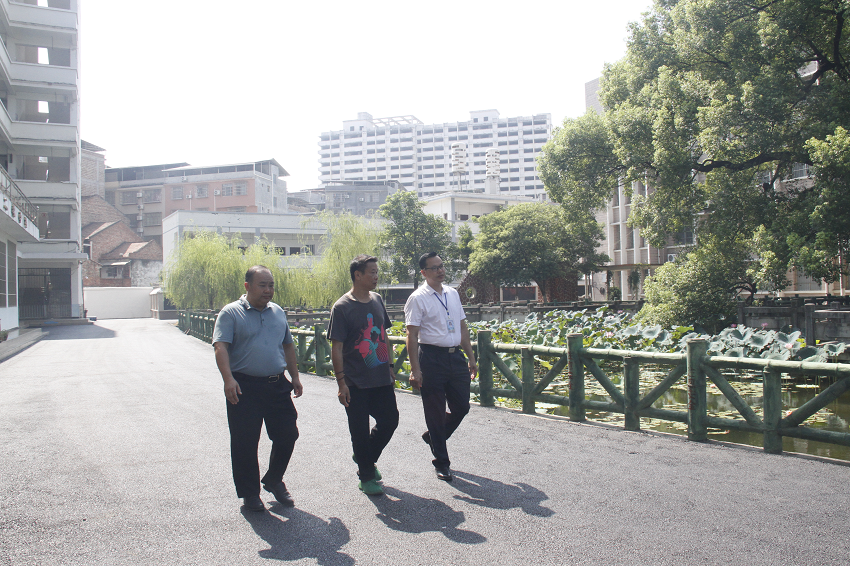叶勇进实地考察校园文化建设现场（教学区）1.png