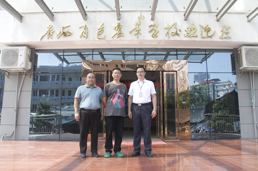 叶勇进实地考察校园文化建设现场（教学区）2.png