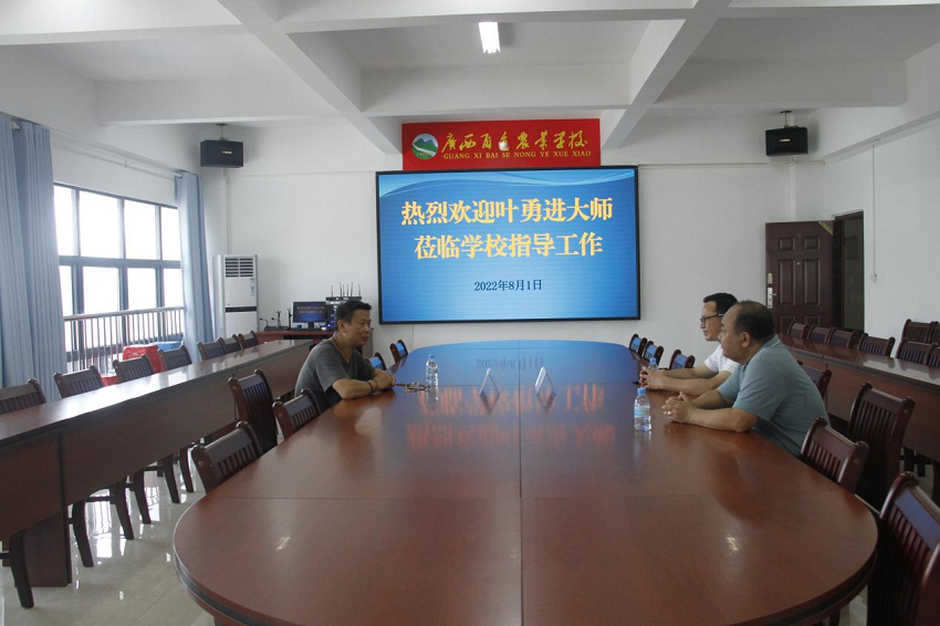 叶勇进与莫荣军等领导交流校园文化建设现场.png