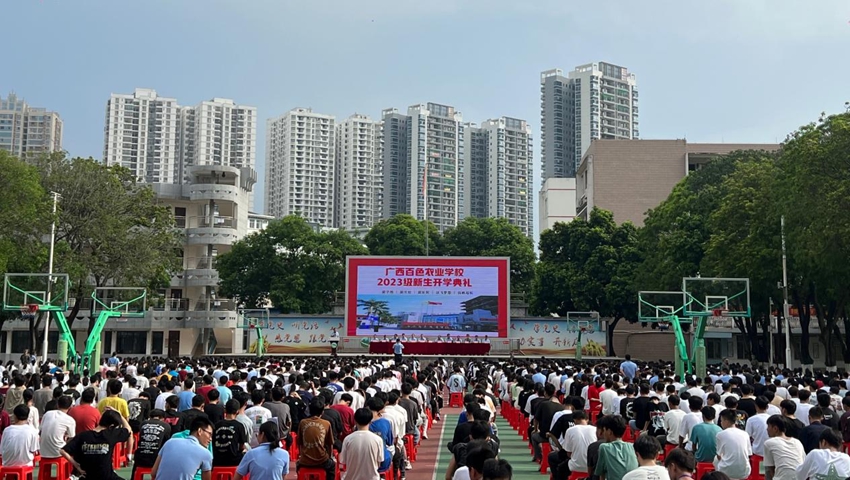 （图为新生代表班诗琪发言）.jpg