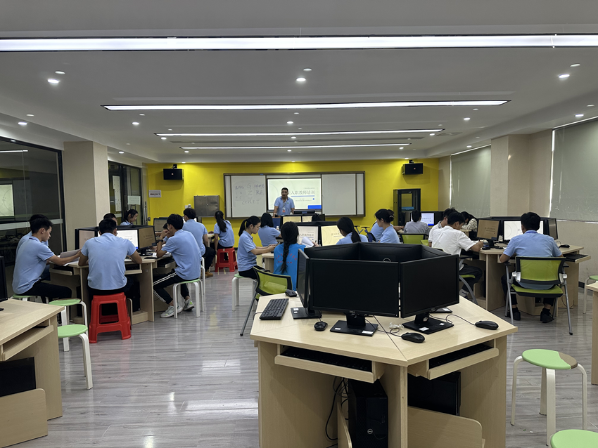 图为教务科刘明研科长对新老师进行培训.png