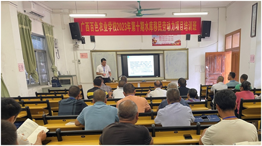 图为学员学习现场.png