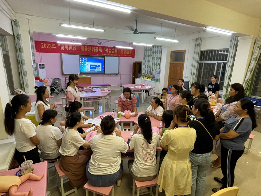 图为育婴员培训学员在进行实操练习.png