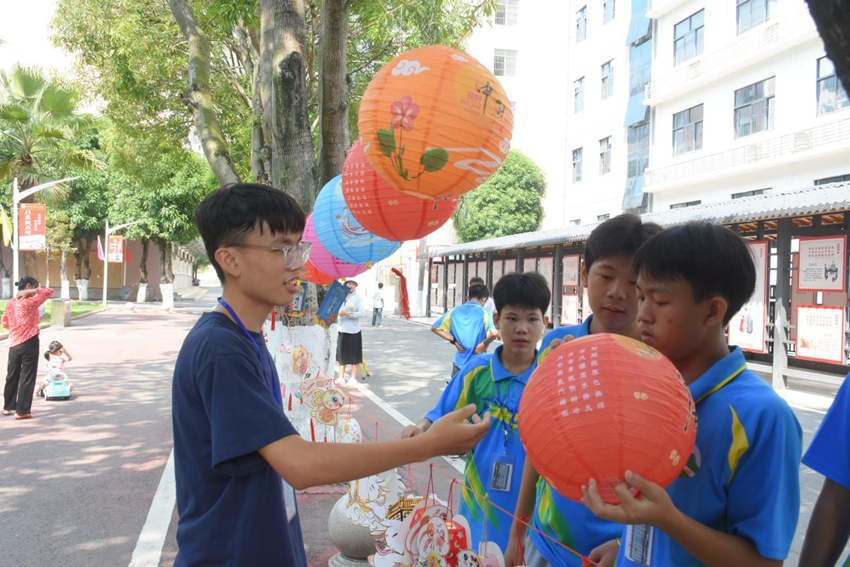 （图为学生会布置灯笼长廊）.png