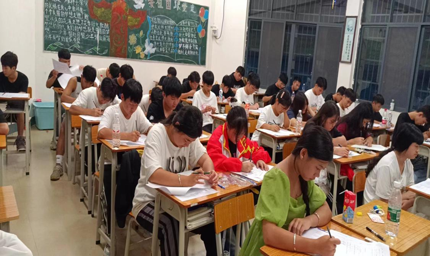 （图为第二次月考现场）1.png