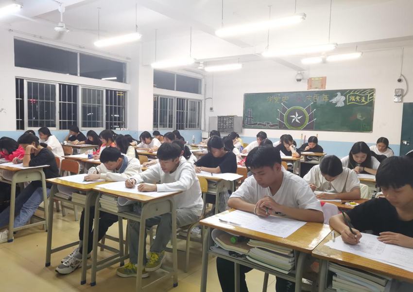 （图为第二次月考现场）2.png