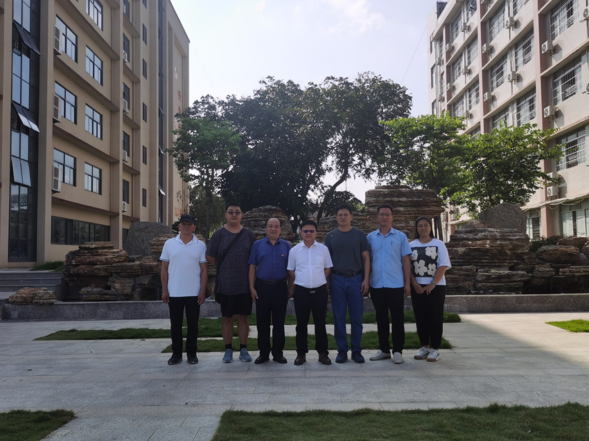 图为星空体育(中国)官方网站-STAR SPORTS教师与广西梧州农业学校领导合影.png