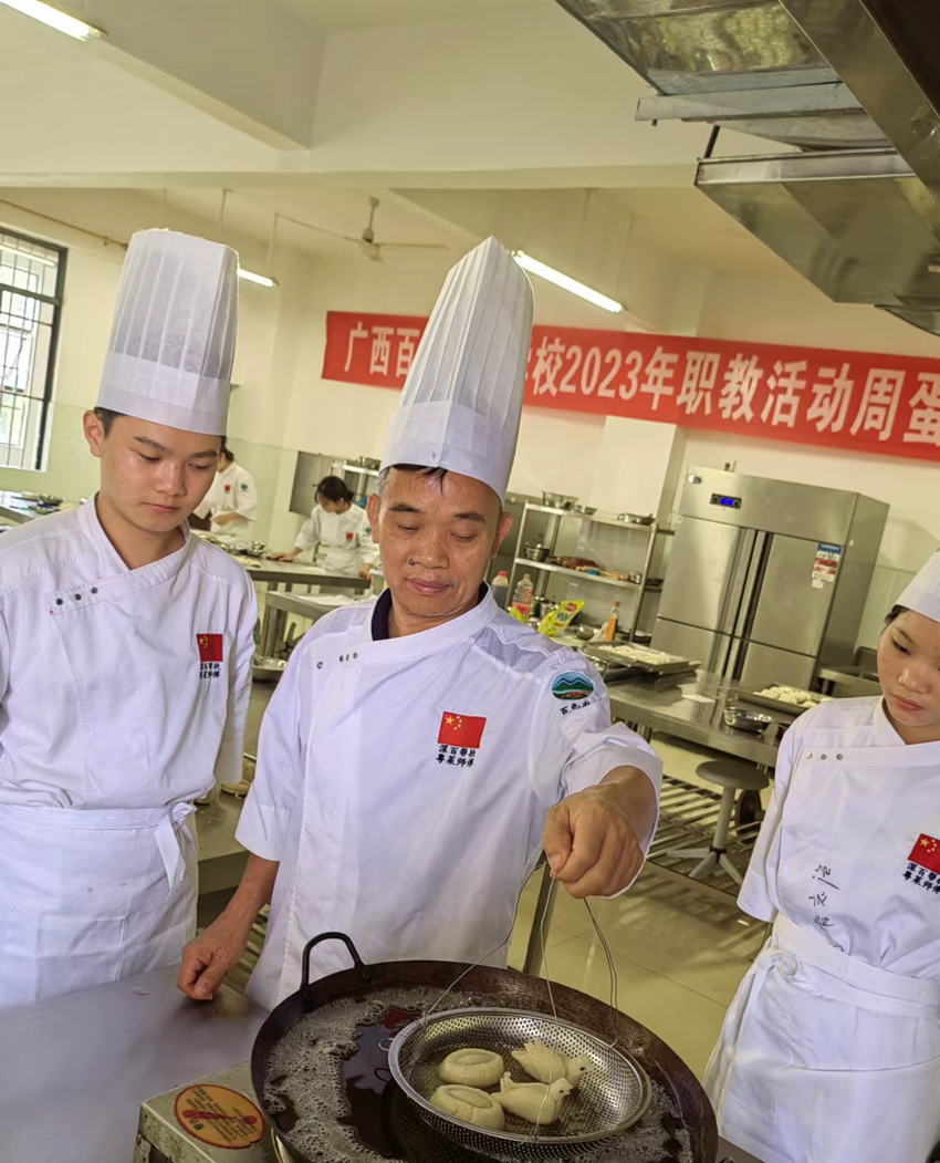 图为陈启胜老师进行粤式点心制作教学（二）.png