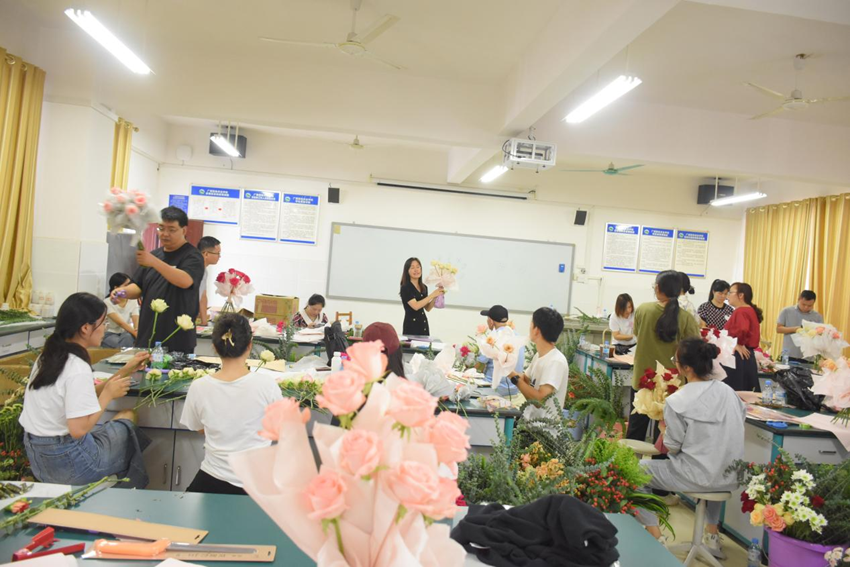 （图为老师讲授插手提花技巧）.png