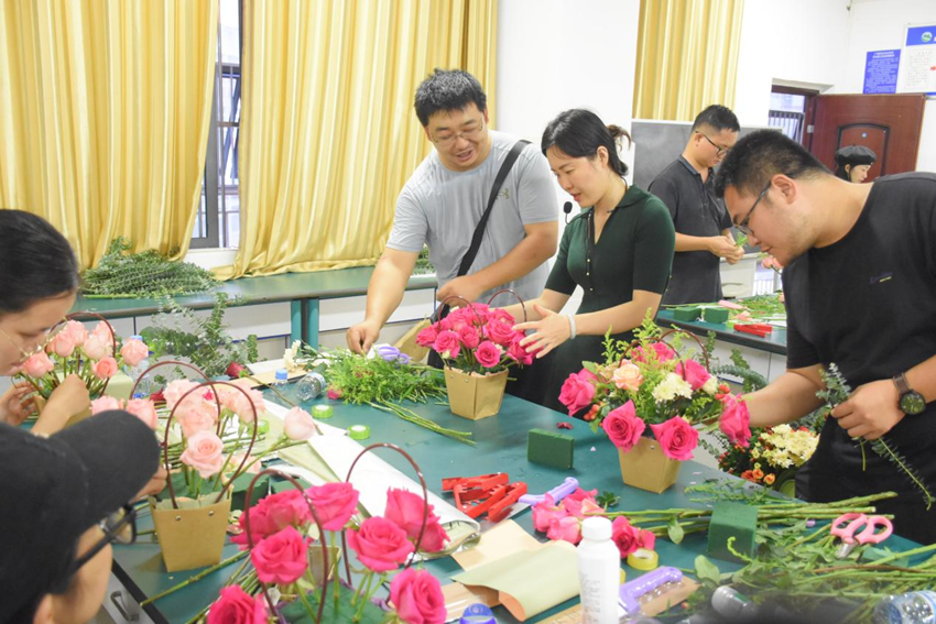 （图为老师指导学员插花过程）.png